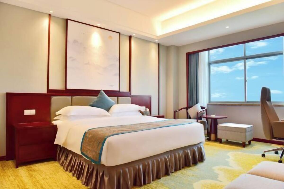 Minibar, desk, laptop workspace, blackout curtains