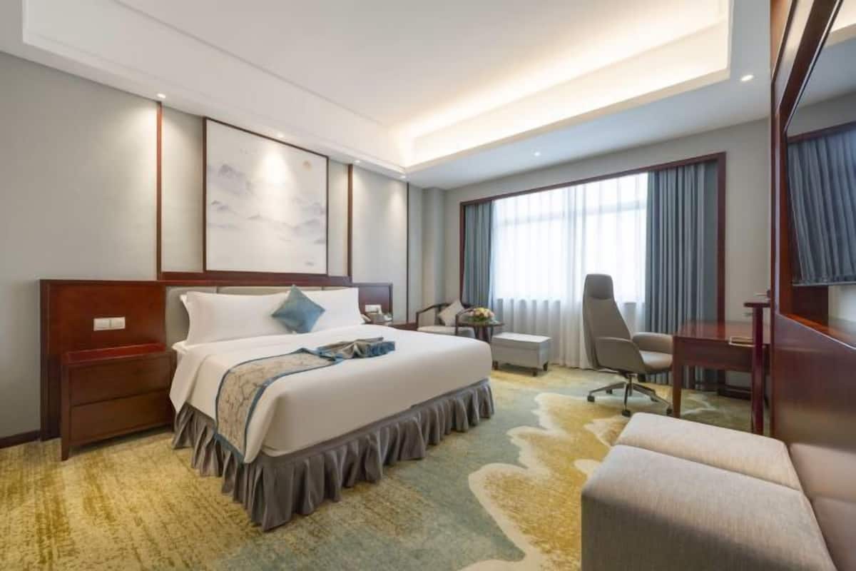 Minibar, desk, laptop workspace, blackout drapes