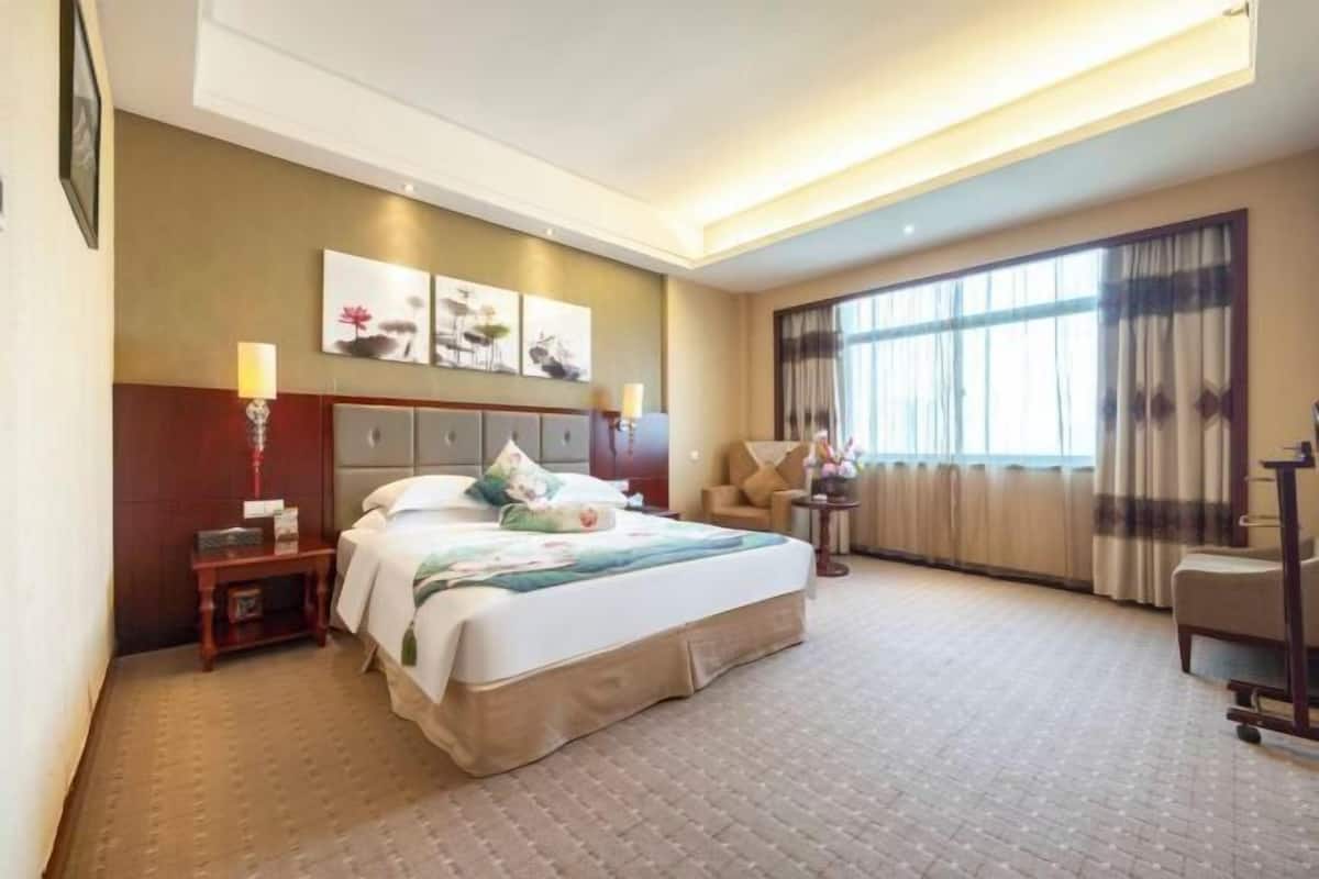 Minibar, desk, laptop workspace, blackout drapes