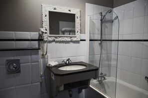 Superior Triple Room | Bathroom | Towels - Hostellerie au Coeur Du Spinois (Rebecq)