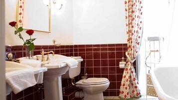 Un baño con dos lavamanos, un inodoro y una bañera.