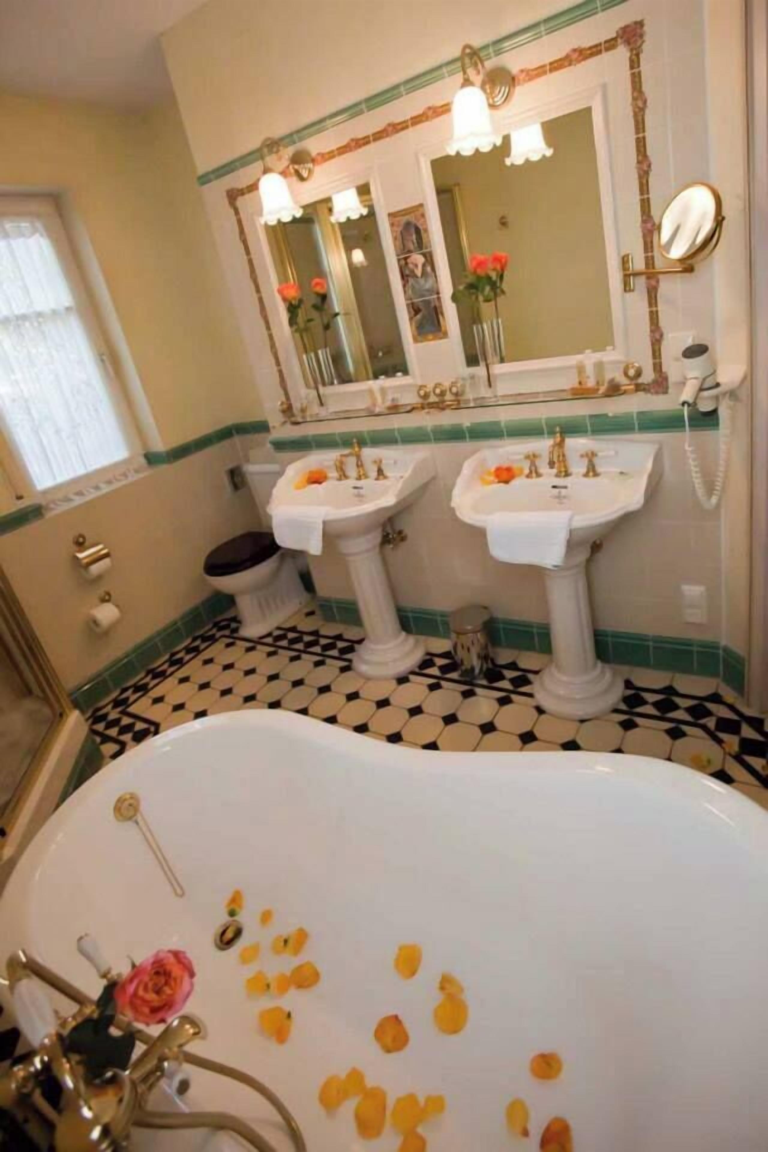 Doppelzimmer | Badezimmer | Kostenlose Toilettenartikel, Haartrockner