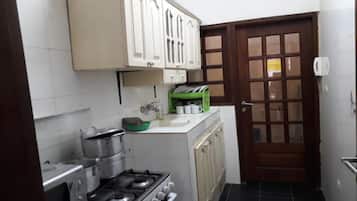 Departamento superior, 1 habitación, para no fumadores | Cocina privada | Refrigerador, microondas, horno y parrilla de estufa