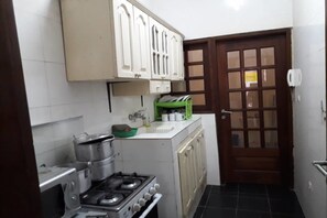 Superior Apartment, 1 Bedroom, Non Smoking | Private kitchen | Fridge, microwave, oven, stovetop - Peniel Residence (Abidjan)