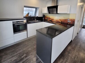 Refrigerador, horno, placa de cocina, cafetera/tetera