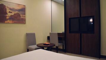Suite familiar, vista a la ciudad | Insonorización, wifi gratis y ropa de cama