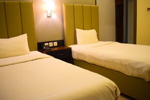 Soundproofing, free WiFi, bed sheets - Sunset Suites (Karachi)