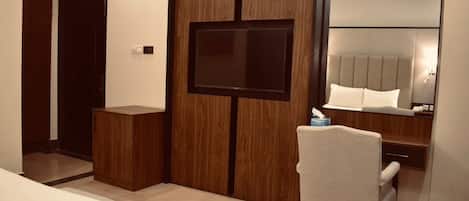 Dobbeltrom – deluxe, byutsikt | Wi-fi (inkludert) og sengetøy