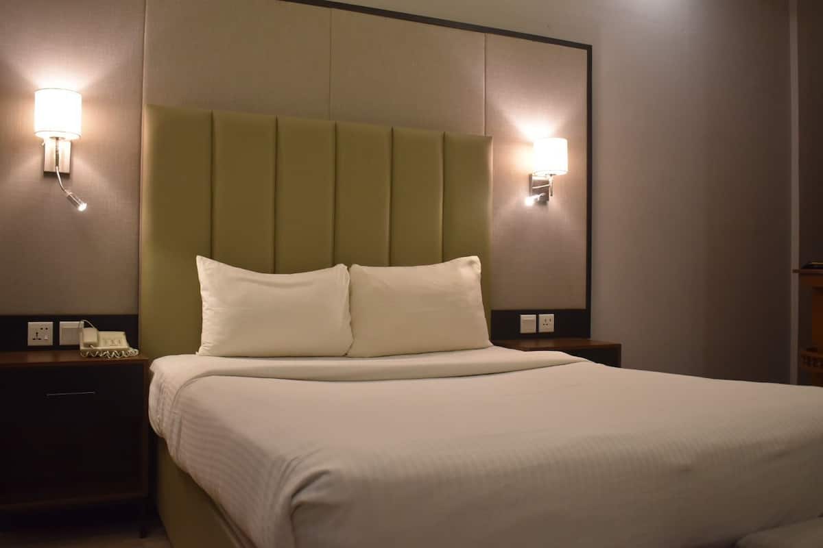 Deluxe King Room | Free WiFi, bed sheets