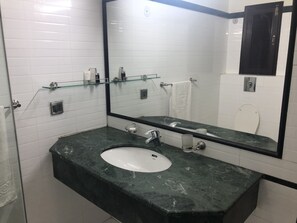 Shower, free toiletries, hair dryer, slippers - Sunset Suites (Karachi)