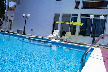 Una piscina al aire libre