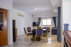 Villa Ville, 4 chambres, non-fumeurs | Coin séjour | Télévision à écran plat de 40 pouces avec chaînes par satellite