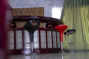Villa urbana, 4 habitaciones, para no fumadores | Área de sala de estar | Televisión de pantalla plana de 40 pulgadas con canales vía satélite 