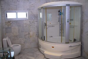 Villa City, 4 habitaciones, no fumadores | Baño | Bañera profunda, cabezal de ducha tipo lluvia, secador de pelo y toallas