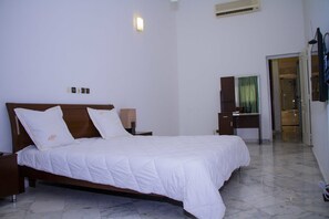 Villa Ville, 4 chambres, non-fumeurs | 4 chambres, literie de qualité supérieure, bureau, rideaux occultants