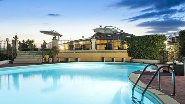 Outdoor pool, pool umbrellas, sun loungers - Villa Carolina (Noto)