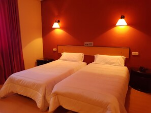 Minibar, coffres-forts dans les chambres, rideaux occultants