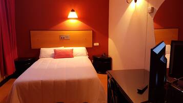 Habitación individual | Minibar, caja fuerte, cortinas opacas y cunas gratuitas