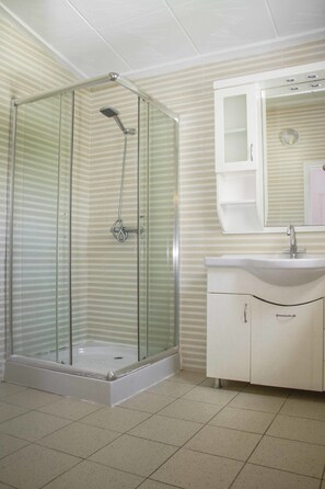 Villa Deluxe, 6 habitaciones, no fumadores | Baño | Ducha, cabezal de ducha tipo lluvia, secador de pelo y toallas