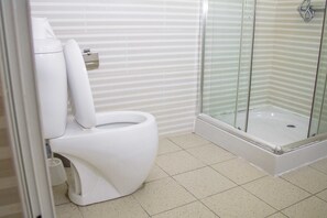 Deluxe Villa, 6 Bedrooms, Non Smoking | Bathroom | Shower, rainfall showerhead, hair dryer, towels - Residence White River 2 (Abidjan)