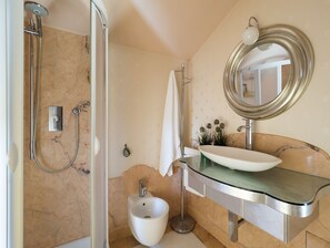 Villa, 4 soverom | Bad | Regndusjhode, hårføner, bidé og håndklær