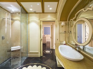 Villa, 4 slaapkamers | Badkamer | Een regendouche, een haardroger, een bidet, handdoeken