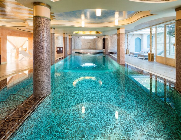 Piscine extérieure, piscine chauffée, chaises longues