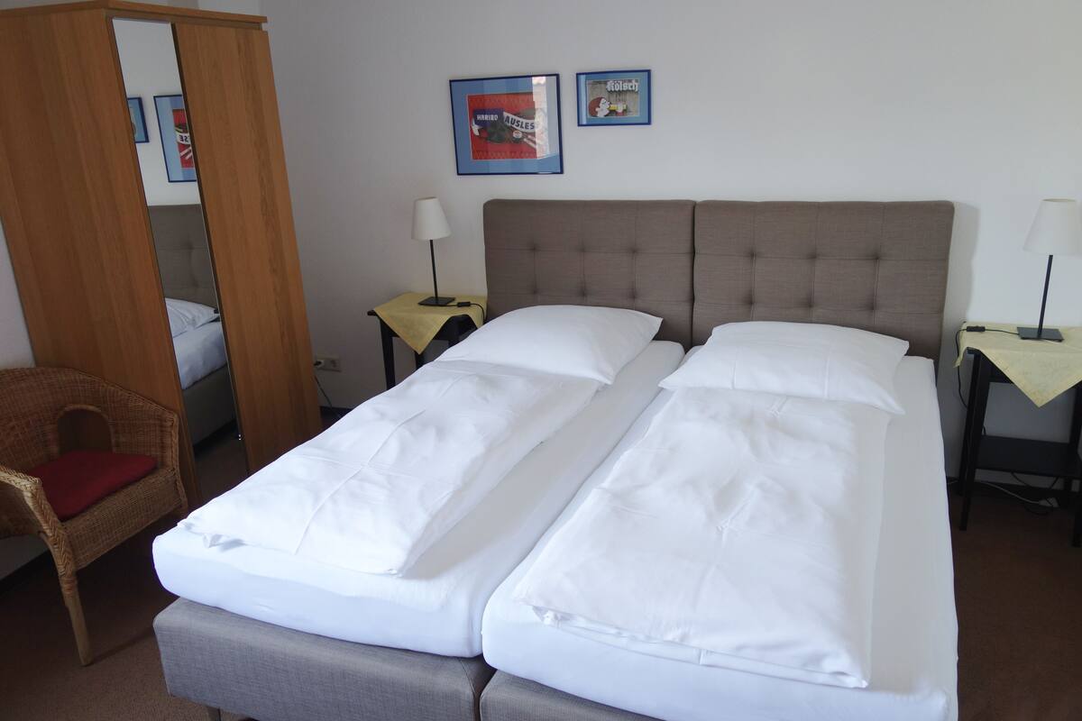 Double Room | Desk, WiFi (free), bed sheets