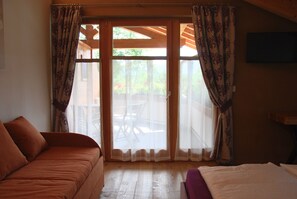 Deluxe-Doppelzimmer, Balkon | Wohnzimmer