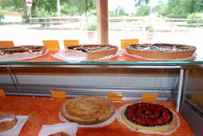 Free daily buffet breakfast  - B&B Fattoria Dalla Patty (Ledro)