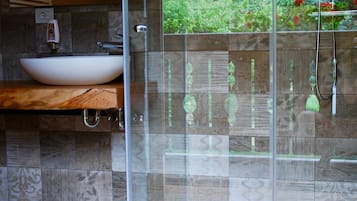 Phòng đôi Deluxe, ban công | Buồng tắm vòi sen
