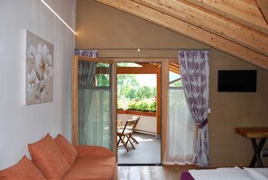 Deluxe-Doppelzimmer, Balkon | Wohnzimmer | Flachbildfernseher