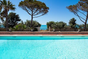 Seasonal outdoor pool, pool umbrellas, sun loungers - Villa Maya (Modica)