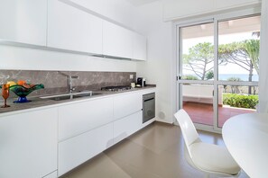 Villa, Multiple Bedrooms | Private kitchen | Full-size fridge, microwave, oven, stovetop - Villa Maya (Modica)