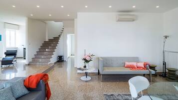 Vila, beberapa kamar | Area keluarga | TV layar datar, pemutar DVD, stasiun docking iPod, dan komputer