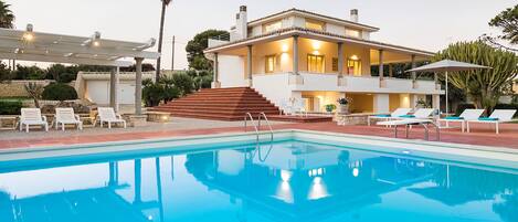Seasonal outdoor pool, pool umbrellas, sun loungers