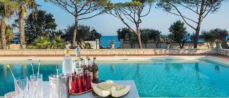 Piscine extérieure (ouverte en saison), parasols de plage