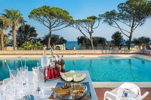 Seasonal outdoor pool, pool umbrellas, sun loungers - Villa Maya (Modica)