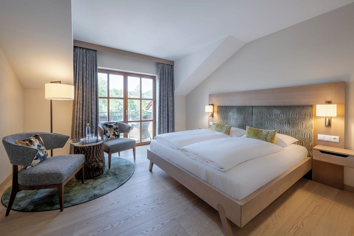 Premium tweepersoonskamer, 1 slaapkamer | Hypoallergeen beddengoed, een kluis op de kamer, individueel gedecoreerd