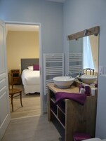 Un baño de hotel con dos lavamanos, un espejo y un mueble de tocador de madera.