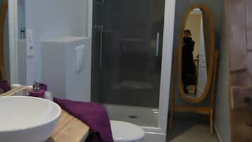 Douche, douche à « effet pluie », articles de toilette gratuits