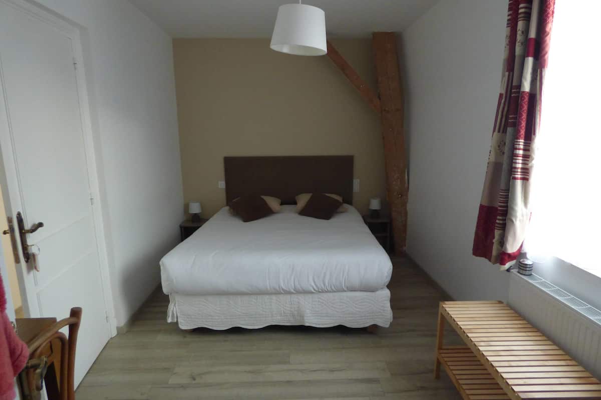 Desk, free WiFi, bed sheets