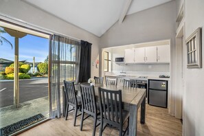 Phòng dành cho gia đình, nhiều giường, phù hợp cho người khuyết tật, không hút thuốc | 1 phòng ngủ, màn/rèm cản sáng, bàn ủi/dụng cụ ủi quần áo