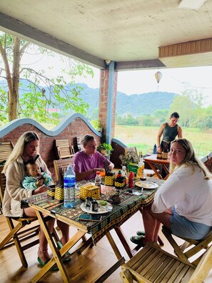 Breakfast area - Funny Monkeys Homestay (Phong Nha)