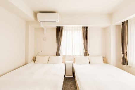 Escritorio, cortinas blackout, wifi gratis y ropa de cama