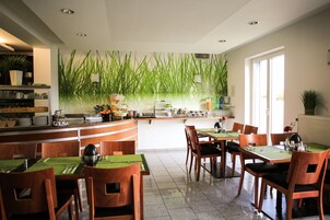 Desayuno buffet diario (EUR 9.00 por persona)