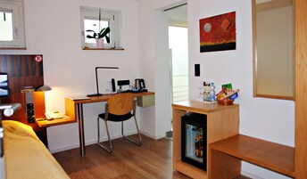 Caja de seguridad en la habitación, cortinas blackout y cunas 