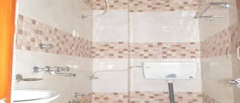 Een badkamer met toilet, wastafel en douche.