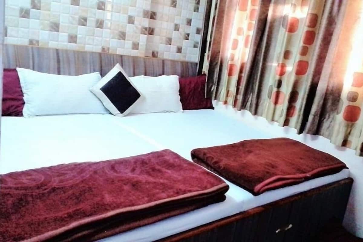 Desk, free WiFi, individually furnished, bed sheets