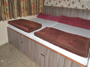 Trang bị nội thất với thiết kế riêng biệt, bàn 